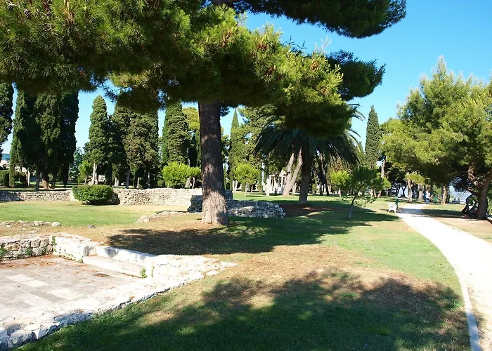 Center 4 People Split